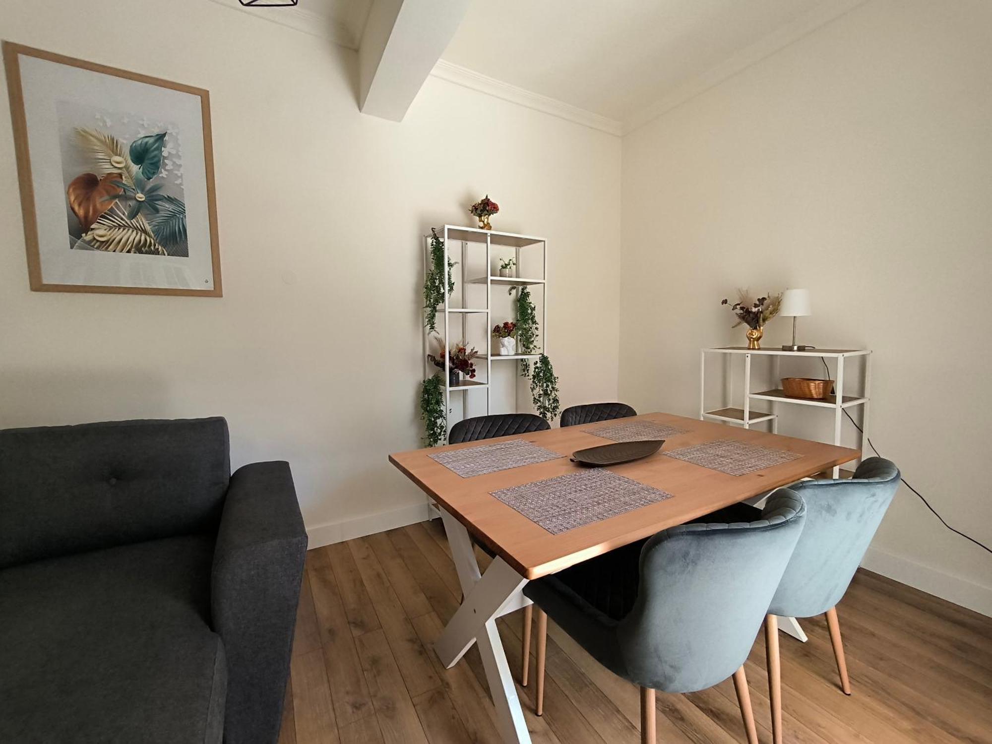 Port View, Veranda, 80 Sqm, Spacious Place For 6 * Thessaloniki