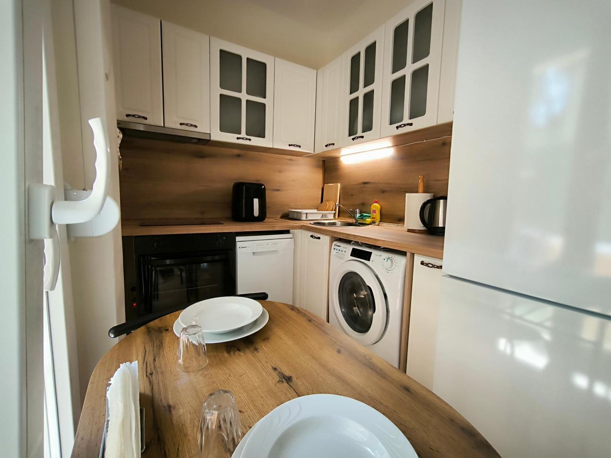 Port View, Veranda, 80 Sqm, Spacious Place For 6 * Thessaloniki